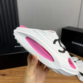 Chanel CC Slide सफेद और गुलाबी चप्पल