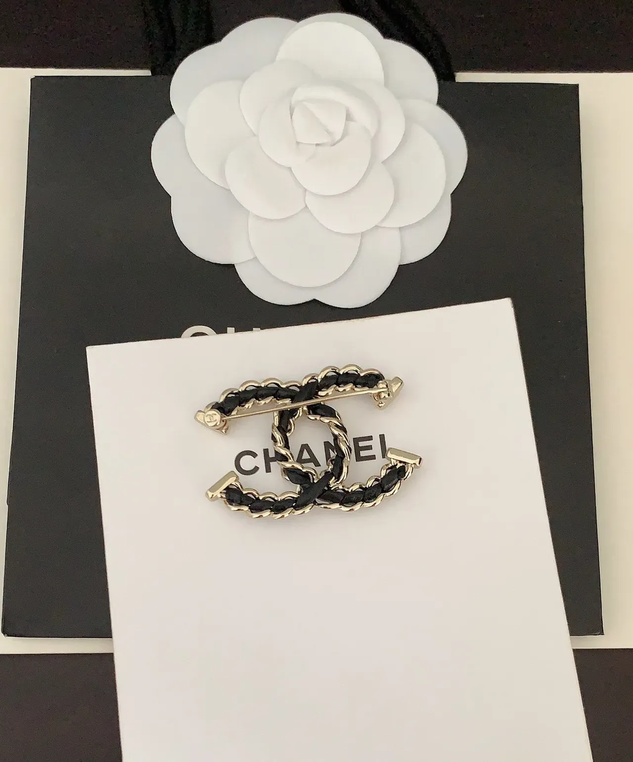 Broche Chanel Chain-Link CC Noir et Doré 2
