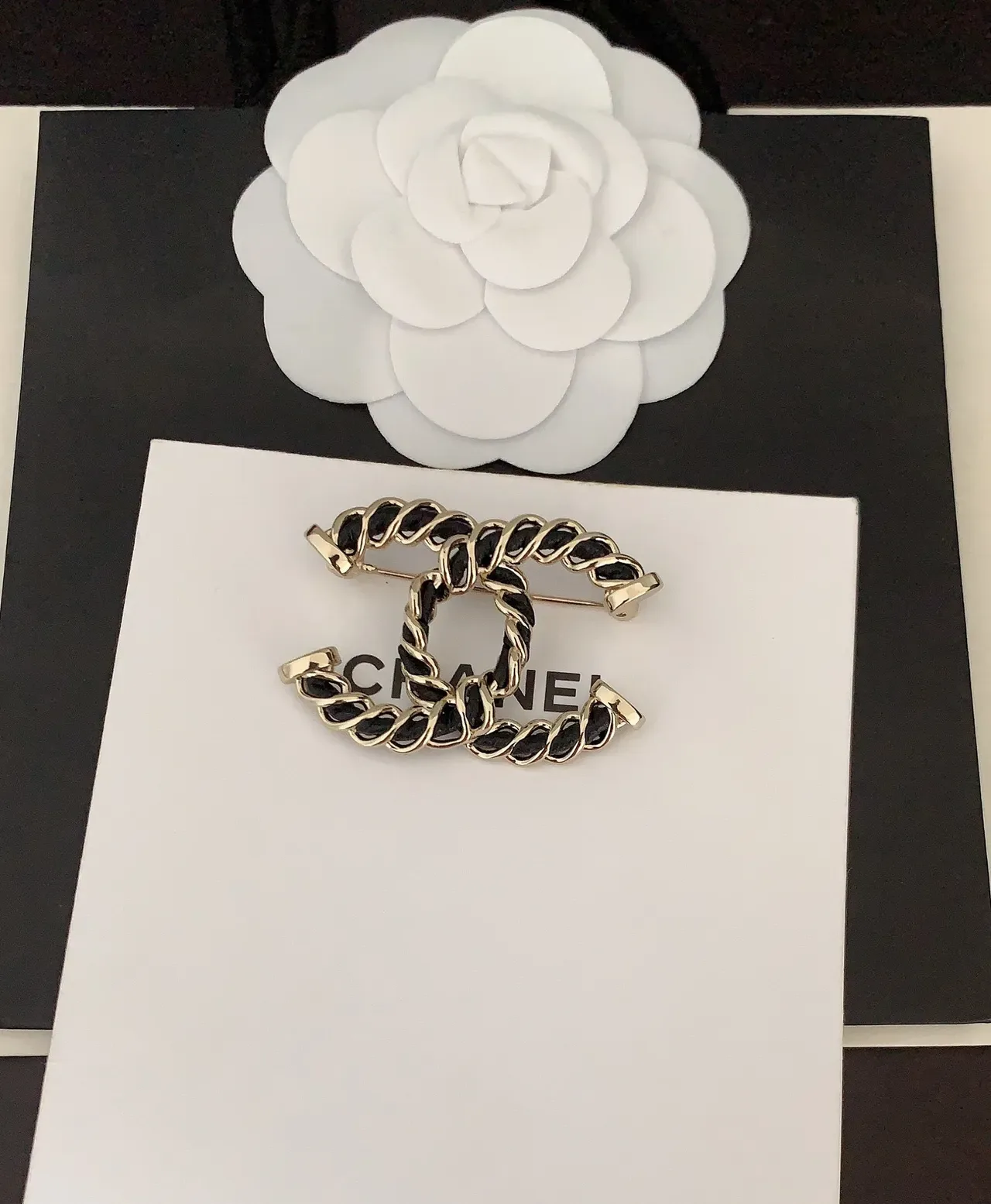 Broche Chanel Chain-Link CC Noir et Doré 3