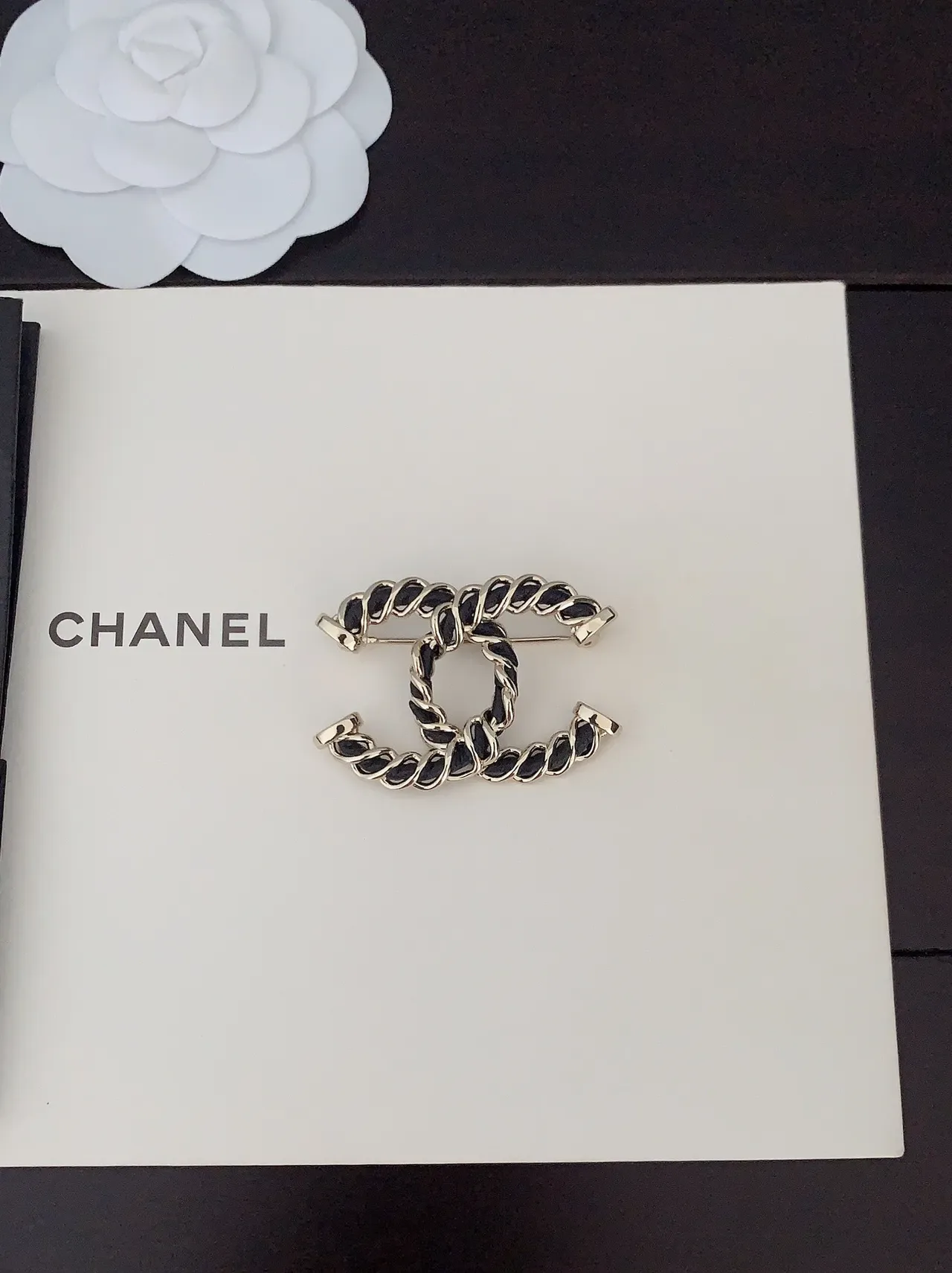 Broche Chanel Chain-Link CC Noir et Doré 4