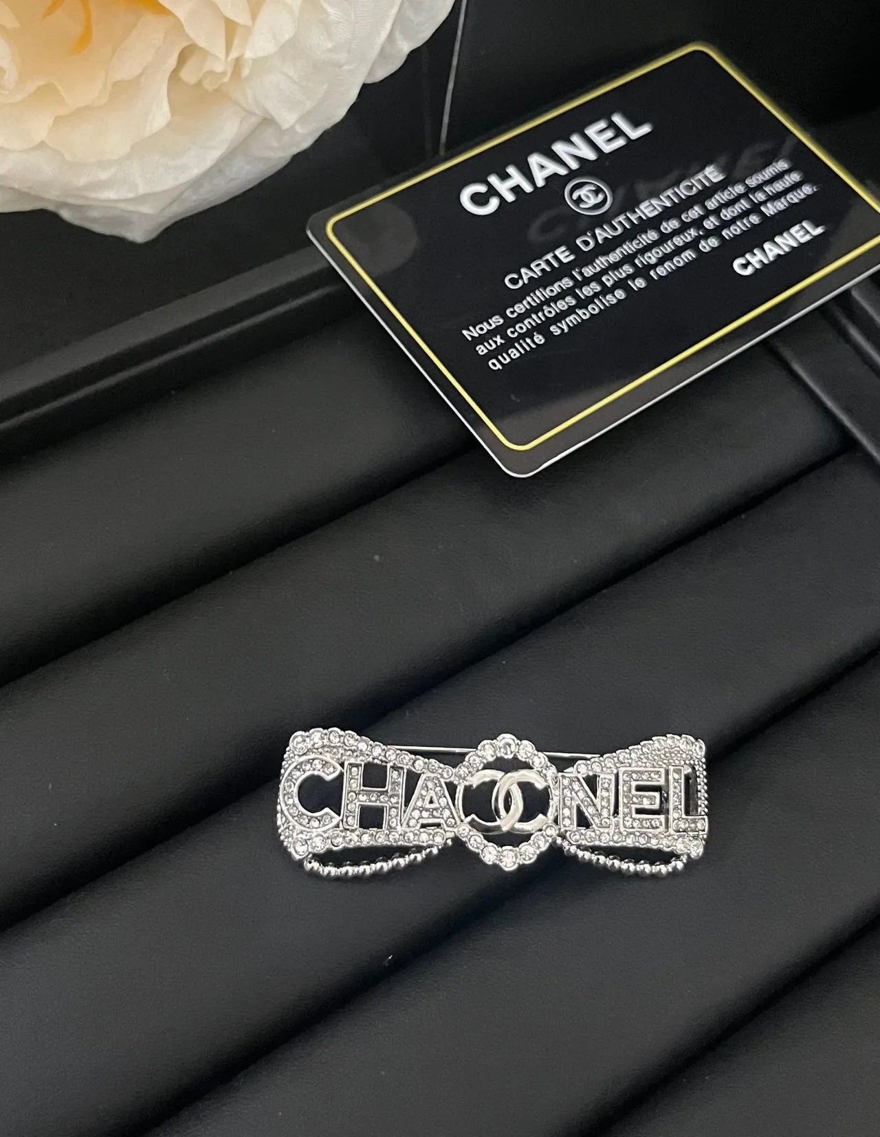 Chanel CHANEL ক্রিস্টাল লেটারিং পাপড়ি ব্রোচ 2