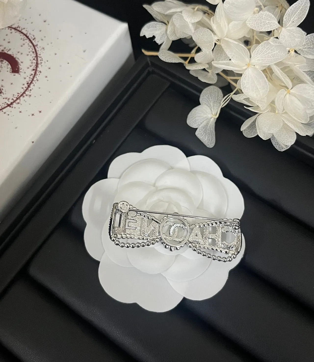 Chanel CHANEL ক্রিস্টাল লেটারিং পাপড়ি ব্রোচ 3