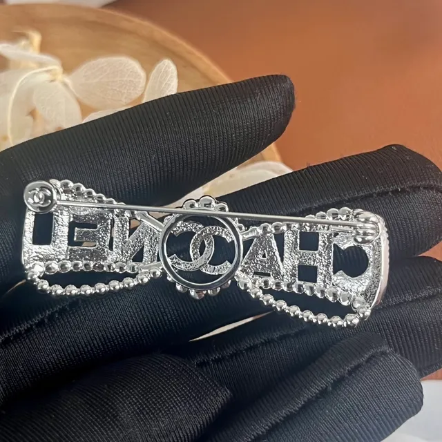 Chanel CHANEL ক্রিস্টাল লেটারিং পাপড়ি ব্রোচ 5
