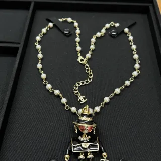Chanel फिग्युरिन पेंडेंट काला सफेद मोती और मेटल चेन आकृतिक एनामेल नेकलेस