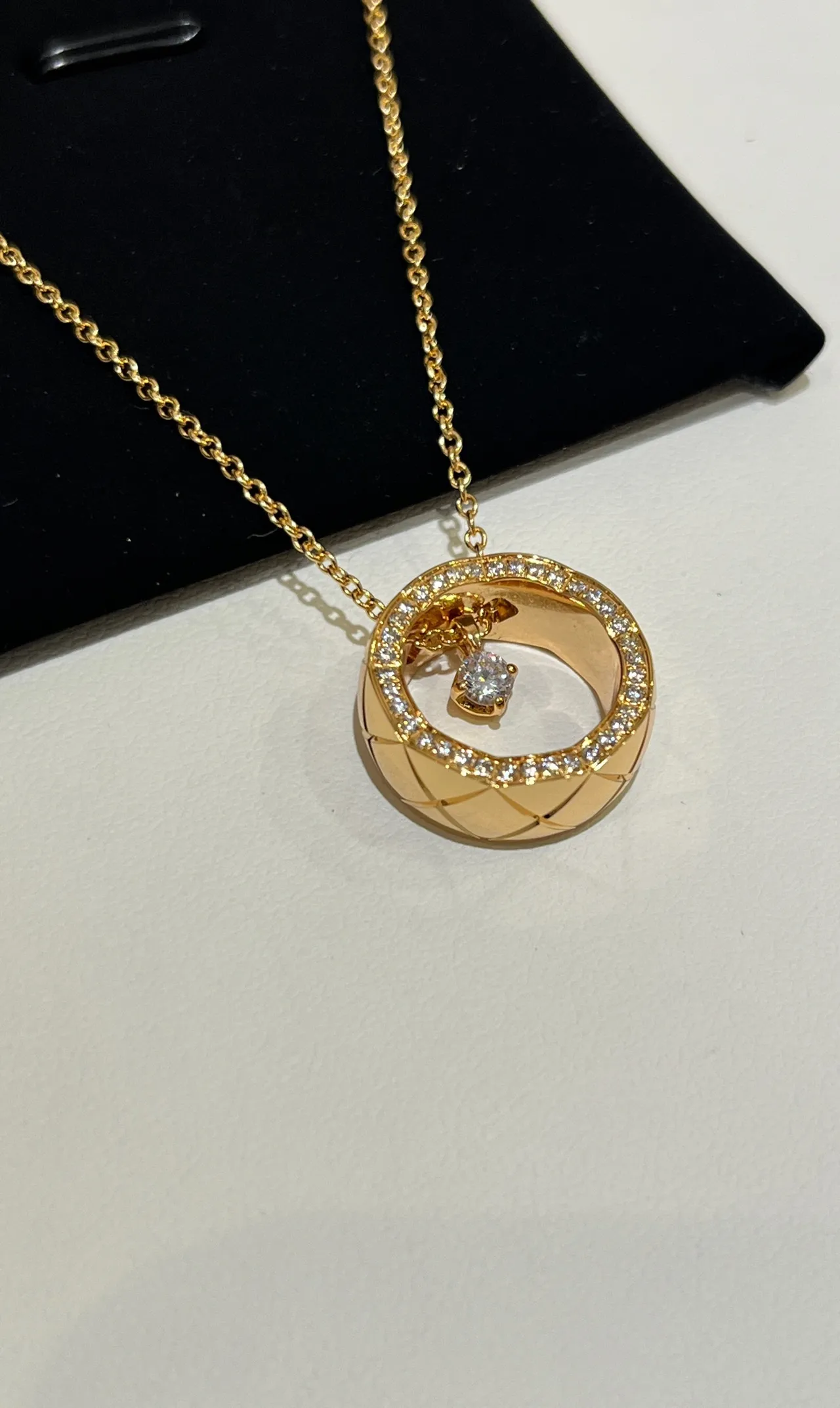 Collier Chanel or jaune Pavé diamant cercle ouvert pendentif 6