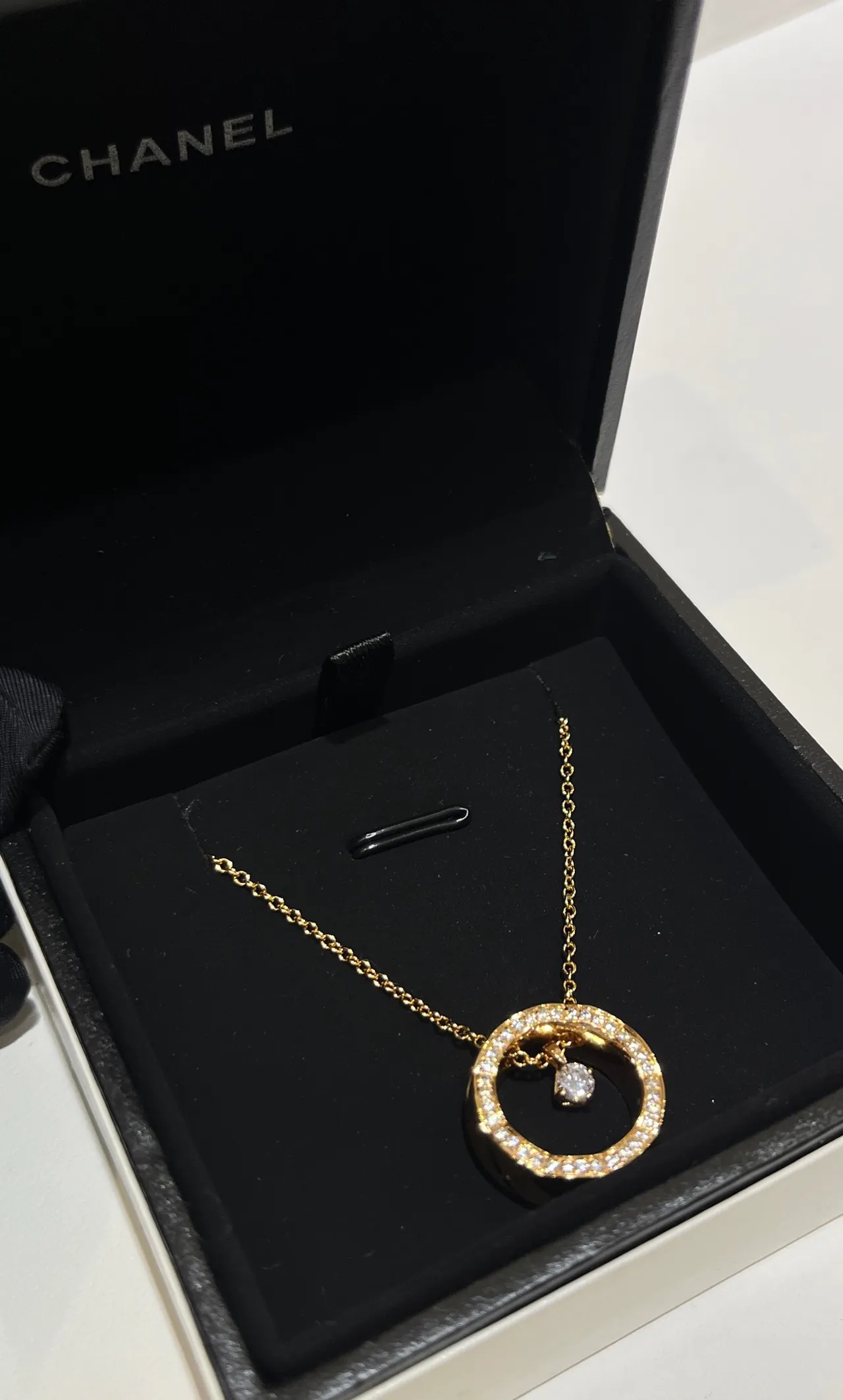 Collier Chanel or jaune Pavé diamant cercle ouvert pendentif 8