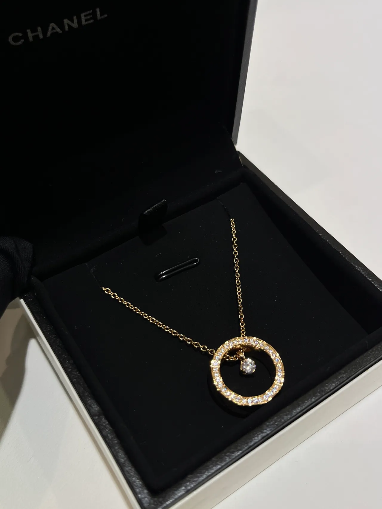 Collier Chanel or jaune Pavé diamant cercle ouvert pendentif 9