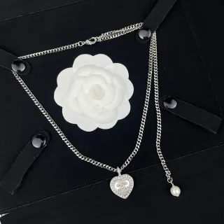 Chanel 爱心黑色银色坠饰 镶嵌水晶边 项链