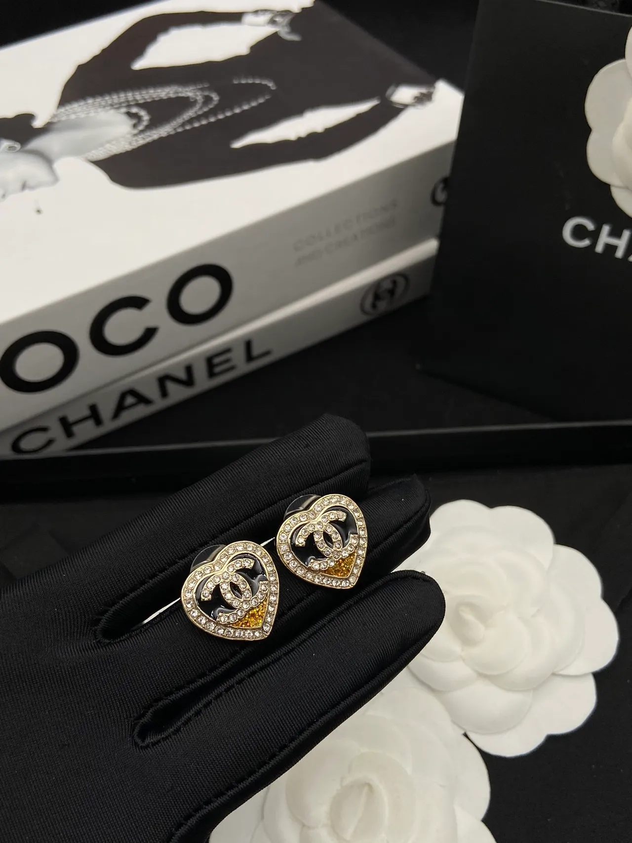 Chanel Colar Motivo Coração Ouro Preto Crystal-Pavé 6
