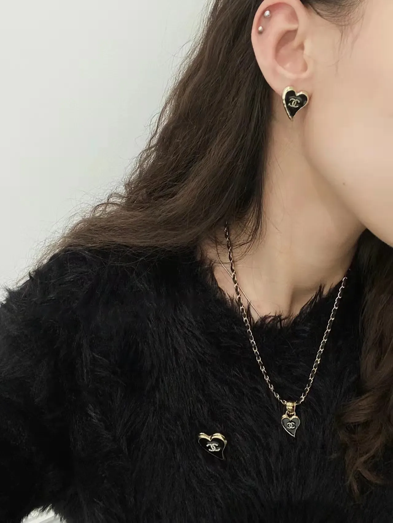 Collier Chanel Pendentif Cœur Chaîne Noire Or Tordue Maillons Cuir Entrelacés 3