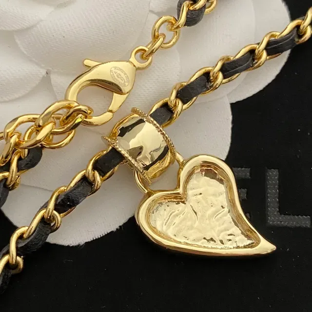 Collier Chanel Pendentif Cœur Chaîne Noire Or Tordue Maillons Cuir Entrelacés 4