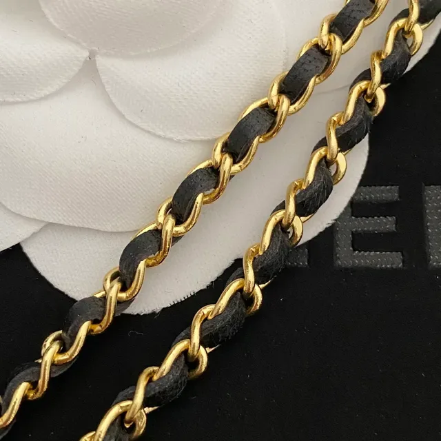 Collier Chanel Pendentif Cœur Chaîne Noire Or Tordue Maillons Cuir Entrelacés 5