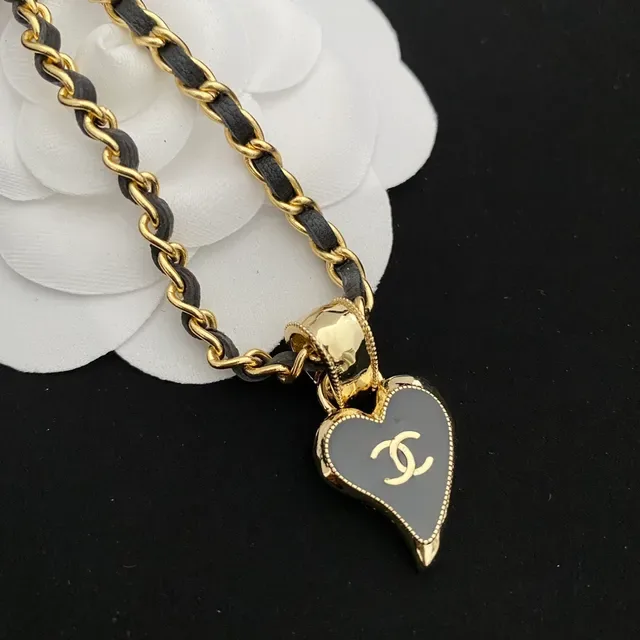Collier Chanel Pendentif Cœur Chaîne Noire Or Tordue Maillons Cuir Entrelacés 6
