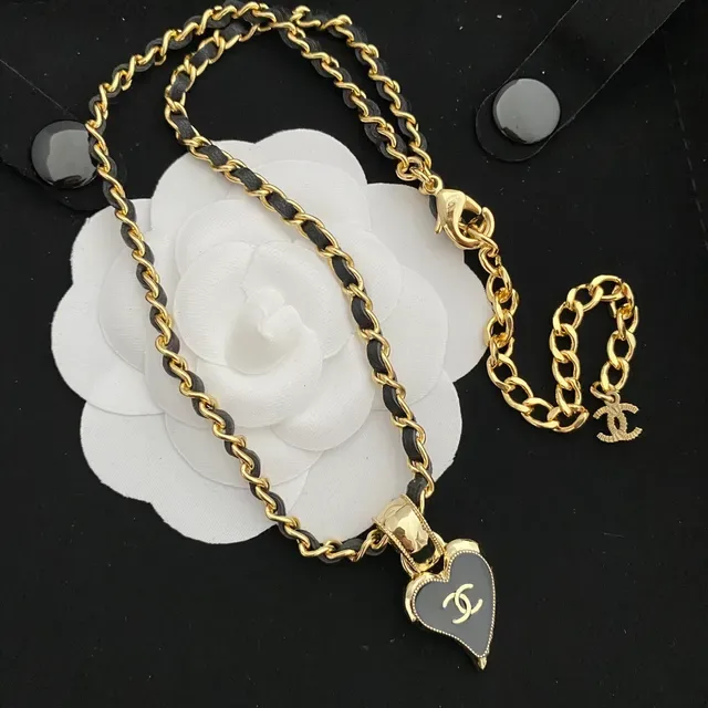 Collier Chanel Pendentif Cœur Chaîne Noire Or Tordue Maillons Cuir Entrelacés 7
