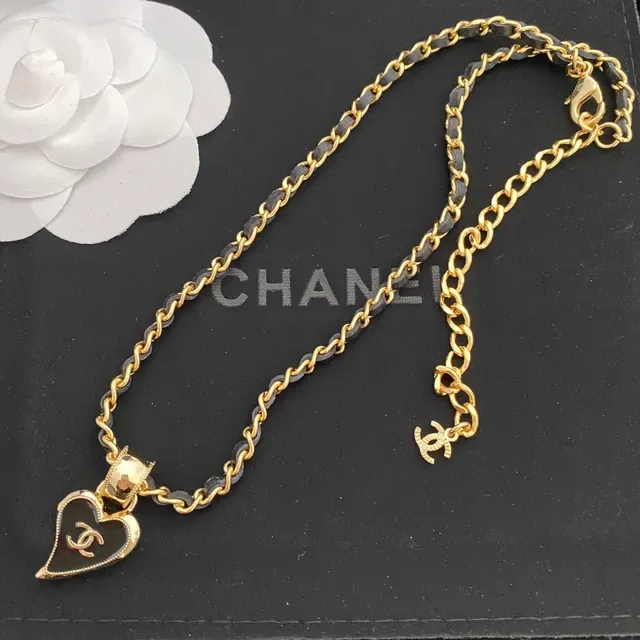 Collier Chanel Pendentif Cœur Chaîne Noire Or Tordue Maillons Cuir Entrelacés 8