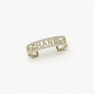 Chanel Logo Cuff चांदी पारदर्शी खुला क्रिस्टल-पावे ब्रेसलेट