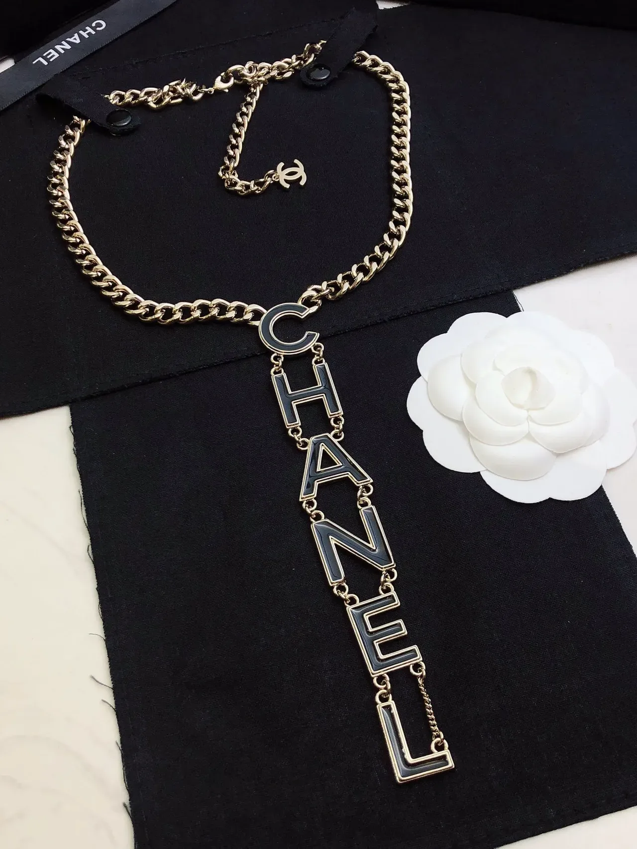 Collier pendentif logo Chanel argent noir chaîne curb chunky verticale 2