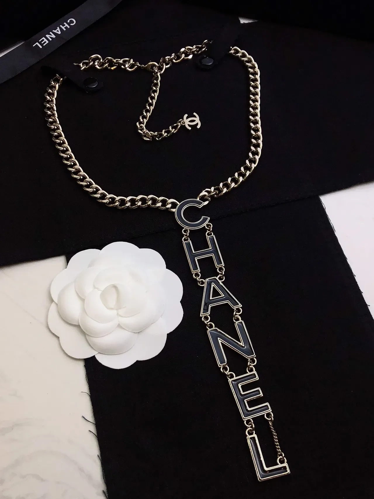 Collier pendentif logo Chanel argent noir chaîne curb chunky verticale 4