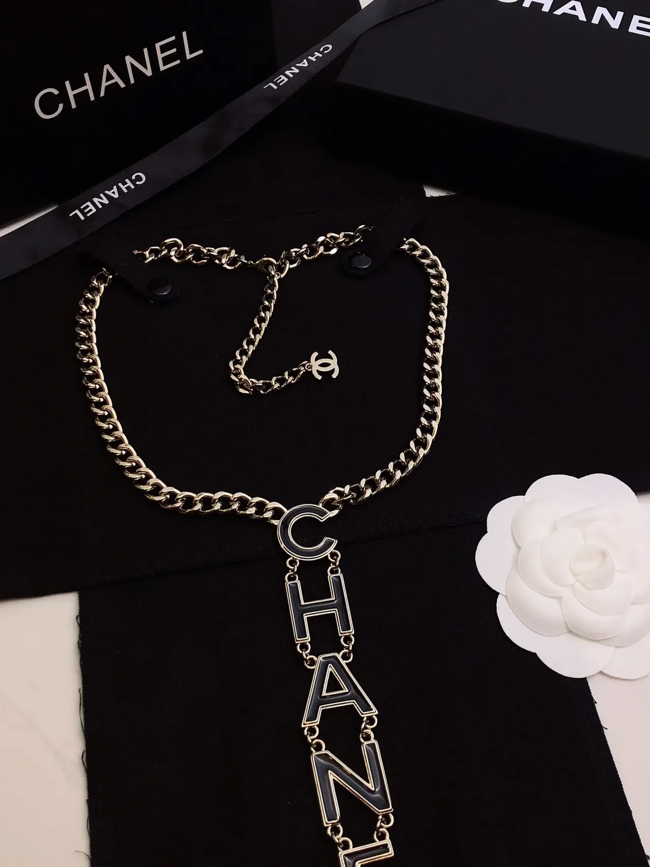 Collier pendentif logo Chanel argent noir chaîne curb chunky verticale 5