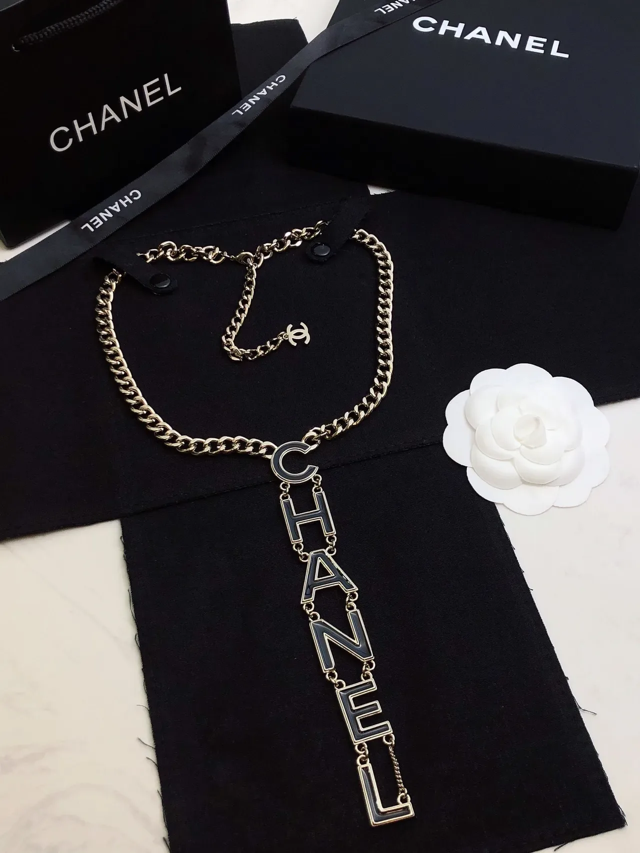 Collier pendentif logo Chanel argent noir chaîne curb chunky verticale 6