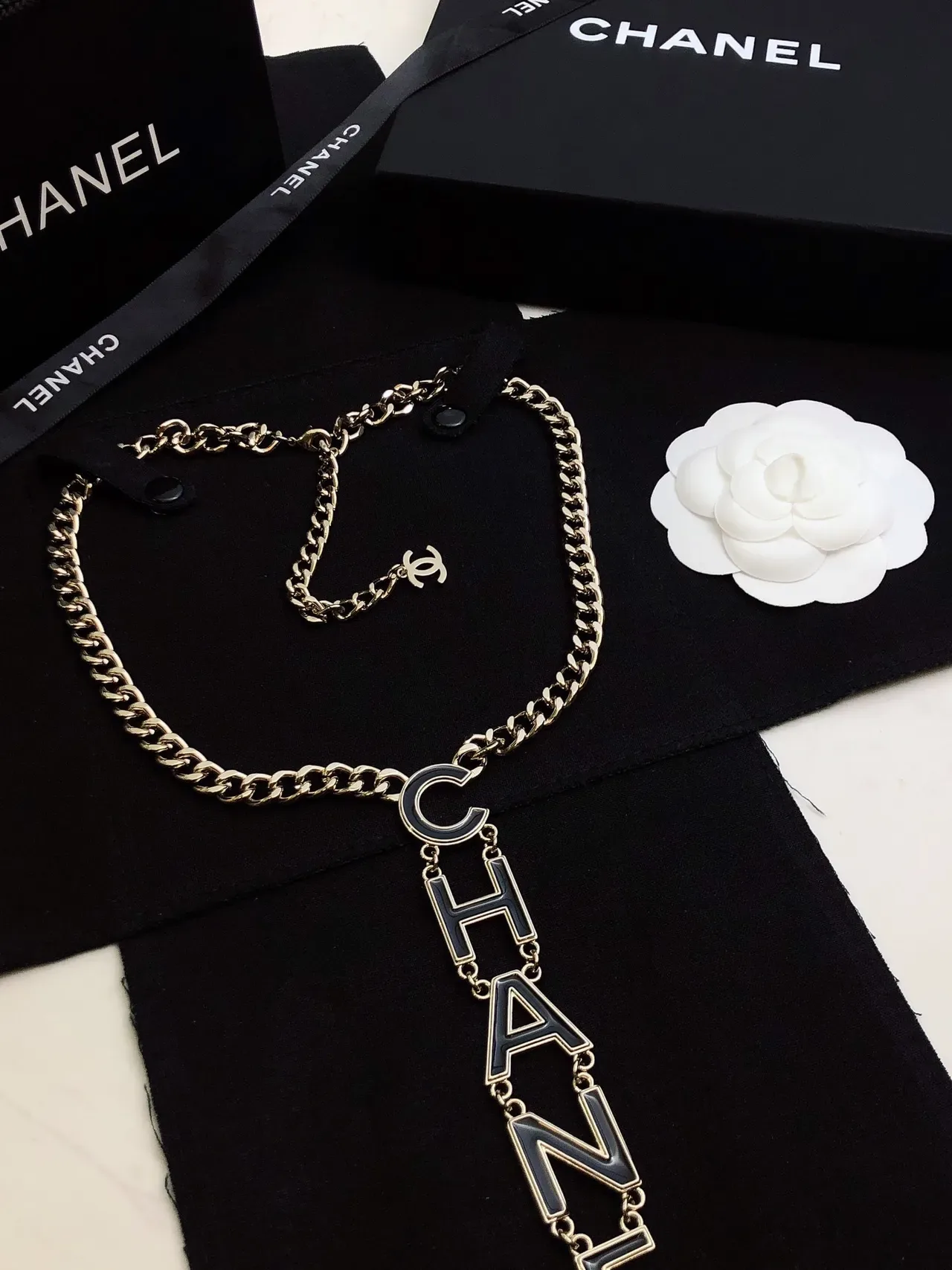 Collier pendentif logo Chanel argent noir chaîne curb chunky verticale 7