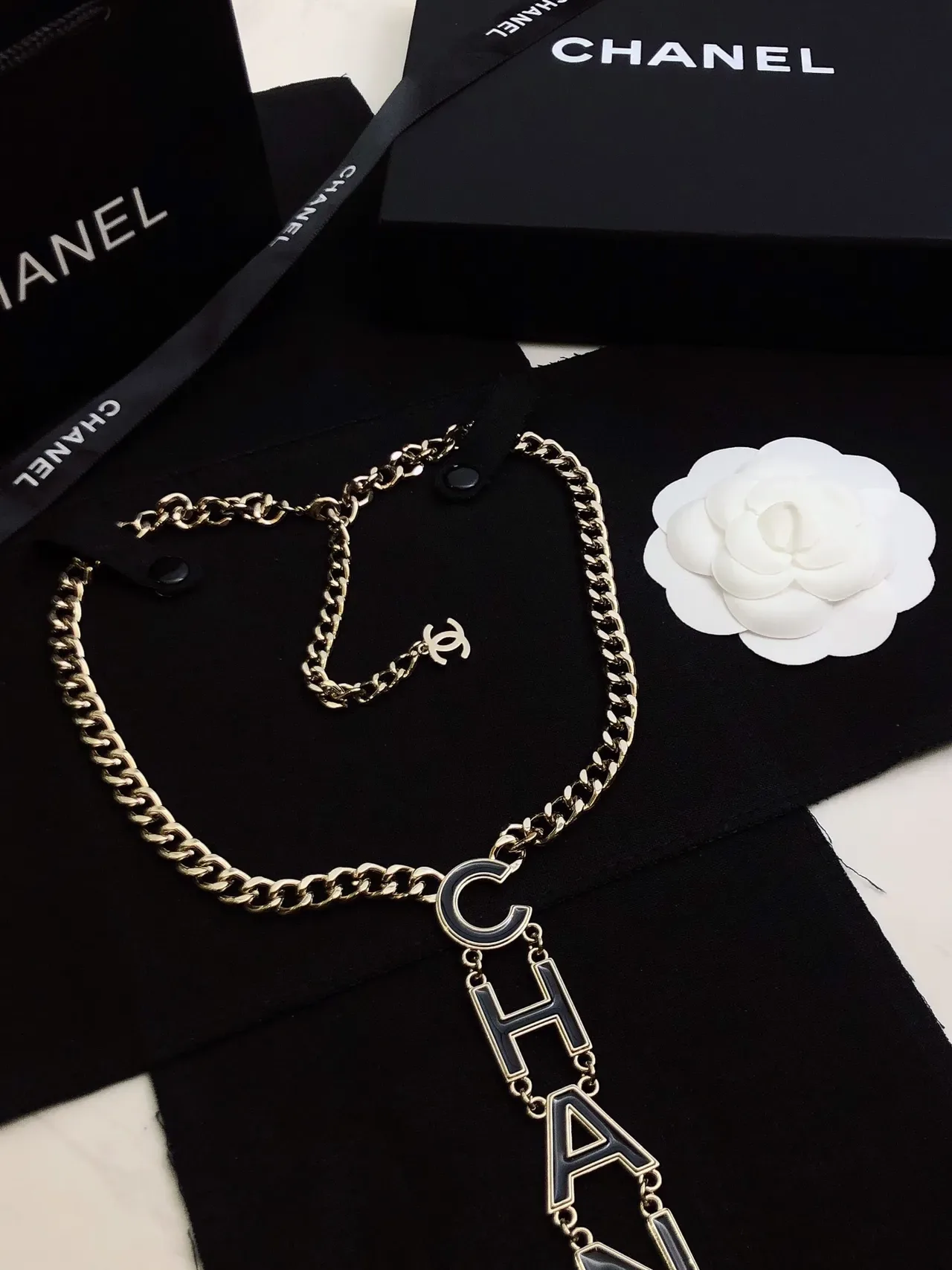Collier pendentif logo Chanel argent noir chaîne curb chunky verticale 8