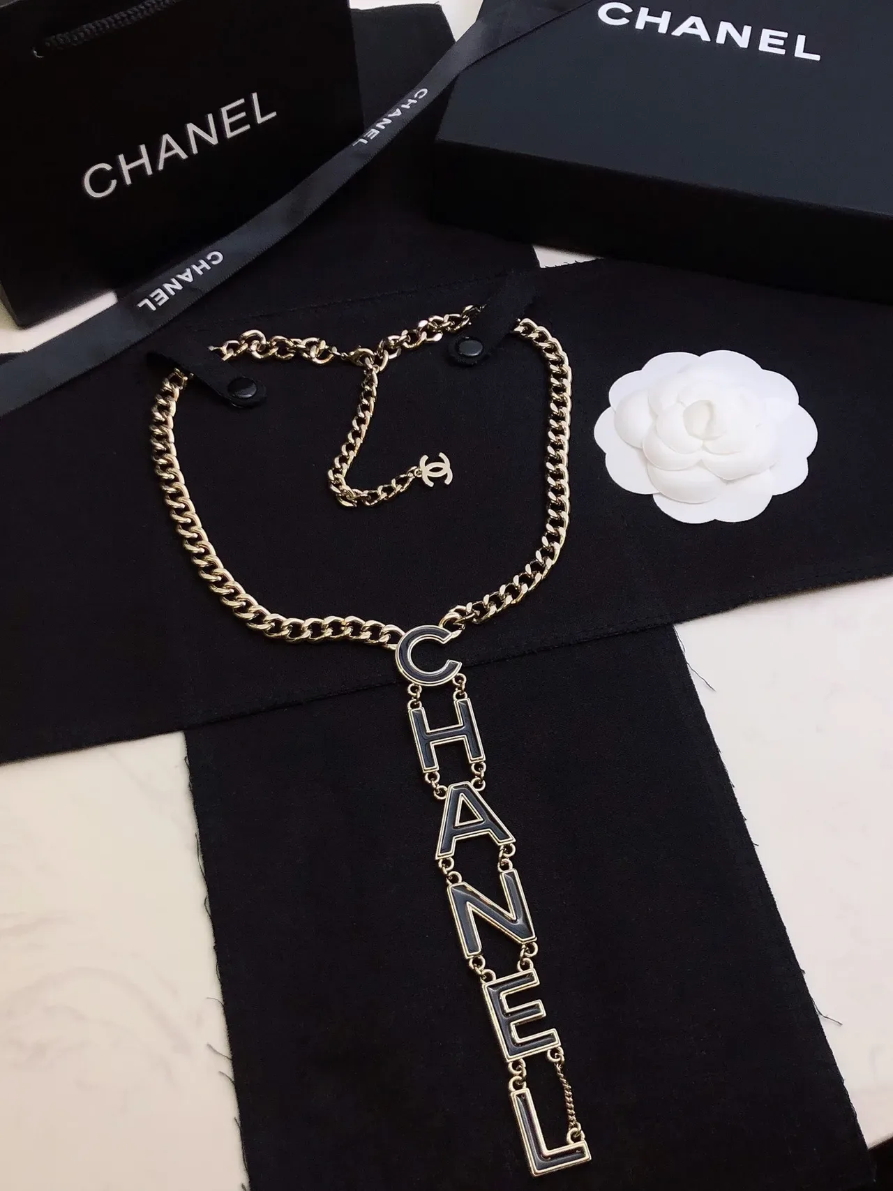Collier pendentif logo Chanel argent noir chaîne curb chunky verticale 9
