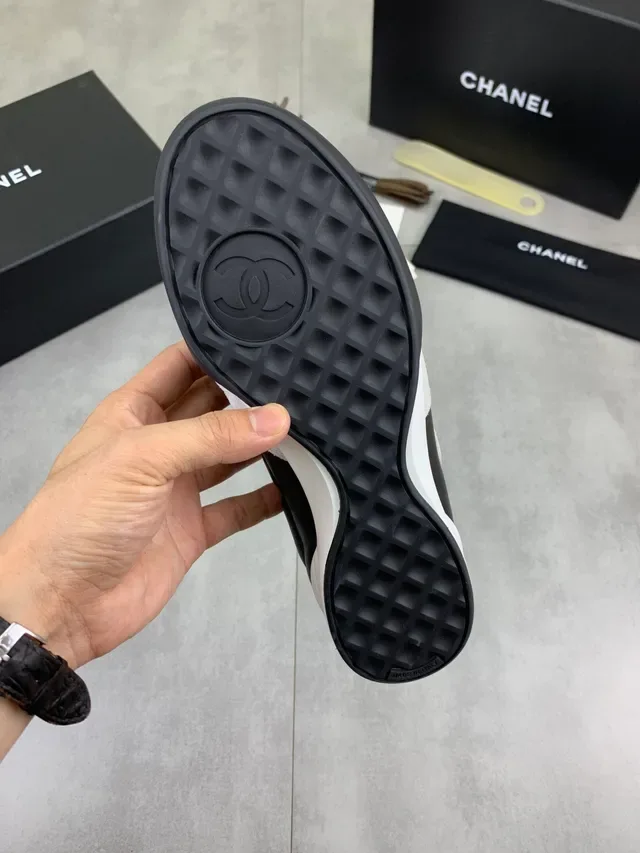 Chanel كويلتيد أسود وأبيض سنيكرز ستايل حياة 2
