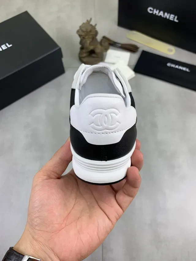 Chanel كويلتيد أسود وأبيض سنيكرز ستايل حياة 3