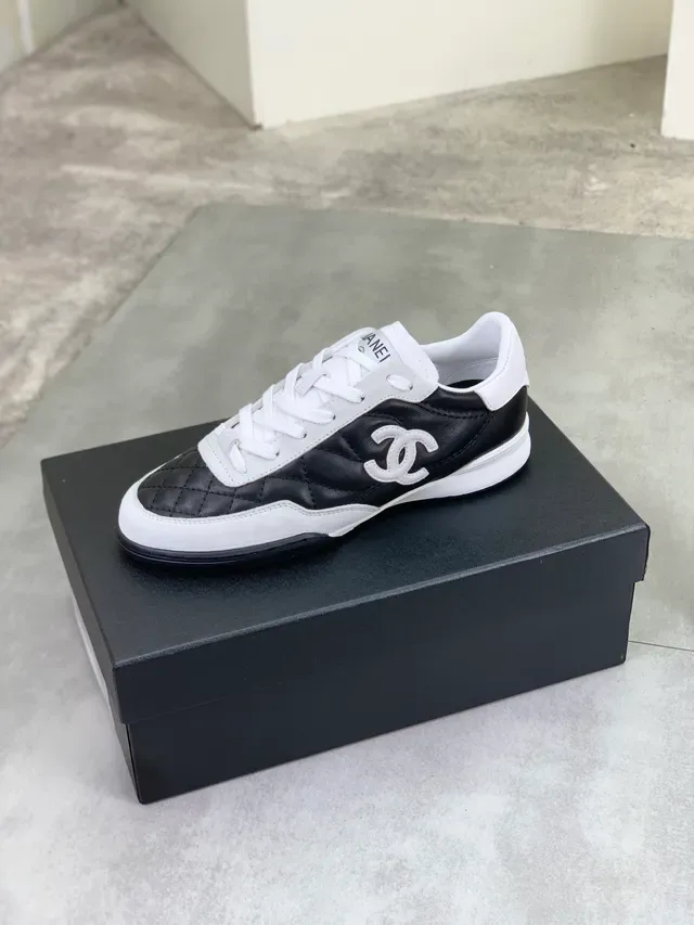 Chanel كويلتيد أسود وأبيض سنيكرز ستايل حياة 4