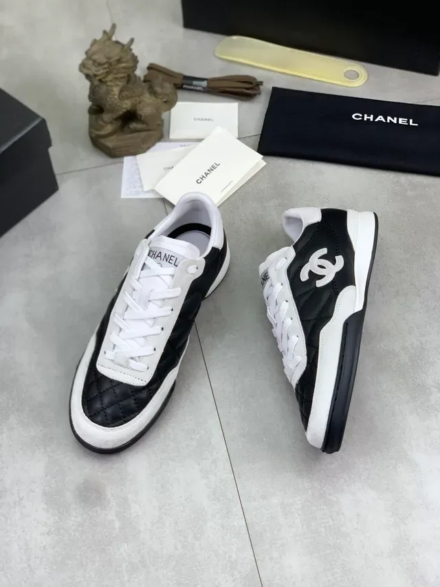 Chanel كويلتيد أسود وأبيض سنيكرز ستايل حياة 5