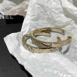 Chanel কুইল্টেড CC লোগো সোনালি ক্রিস্টাল হুপ ইয়াররিংস
