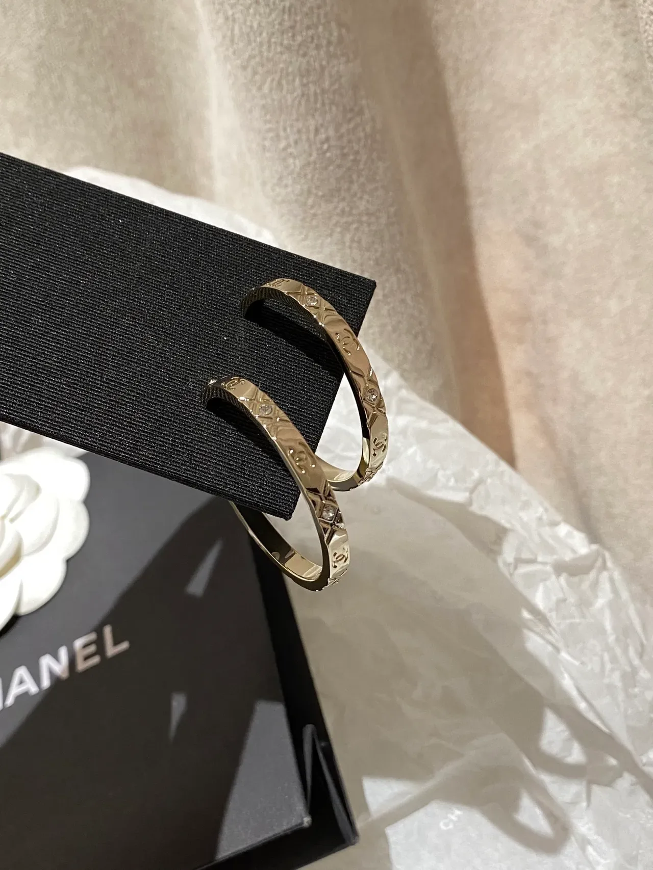 Chanel Boucles d'Oreilles Hoop Matelassé CC Logo Doré Cristal 2
