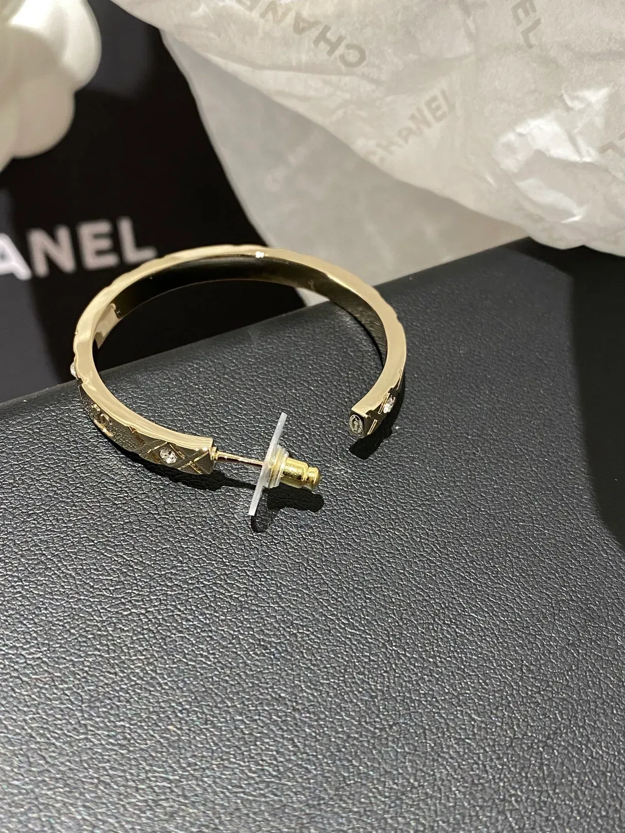Chanel Boucles d'Oreilles Hoop Matelassé CC Logo Doré Cristal 3