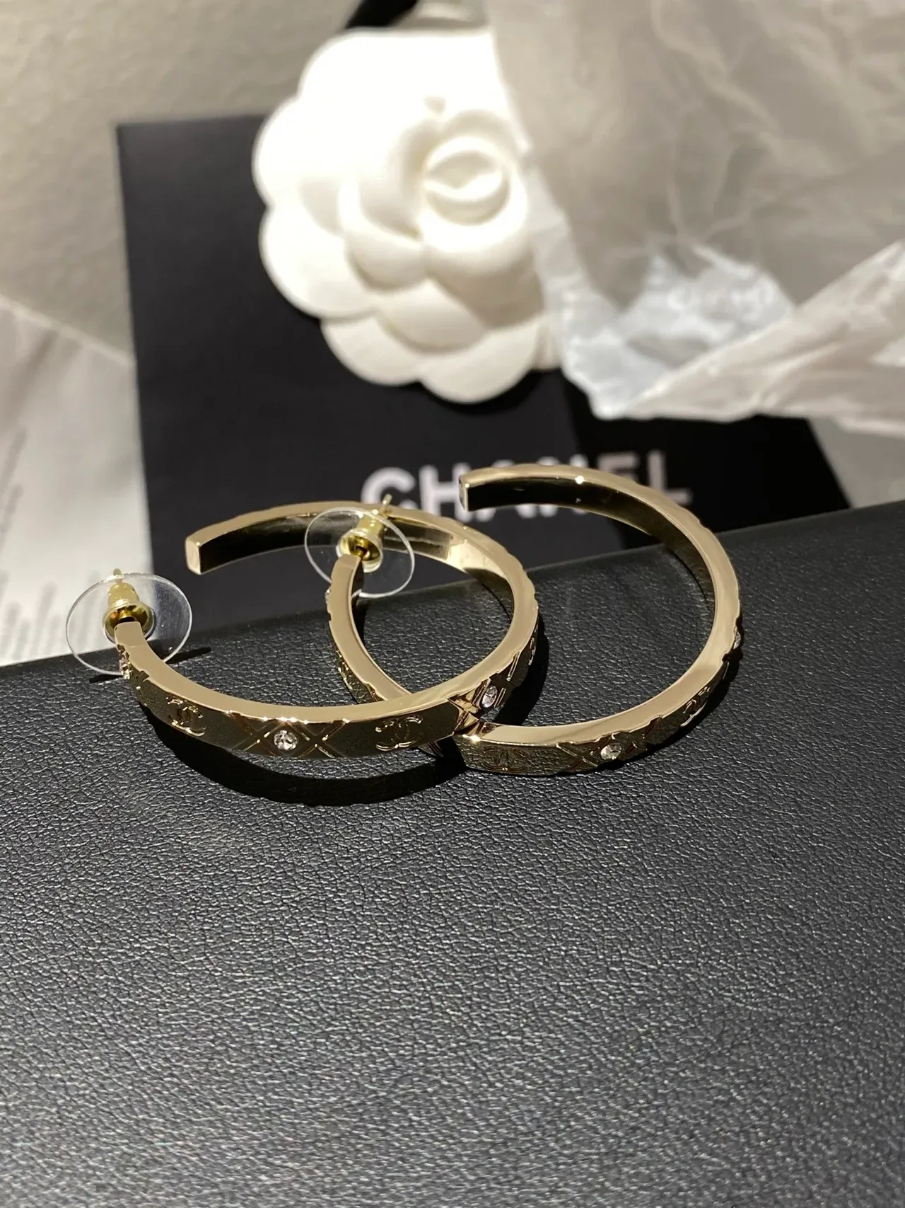 Chanel Boucles d'Oreilles Hoop Matelassé CC Logo Doré Cristal 4