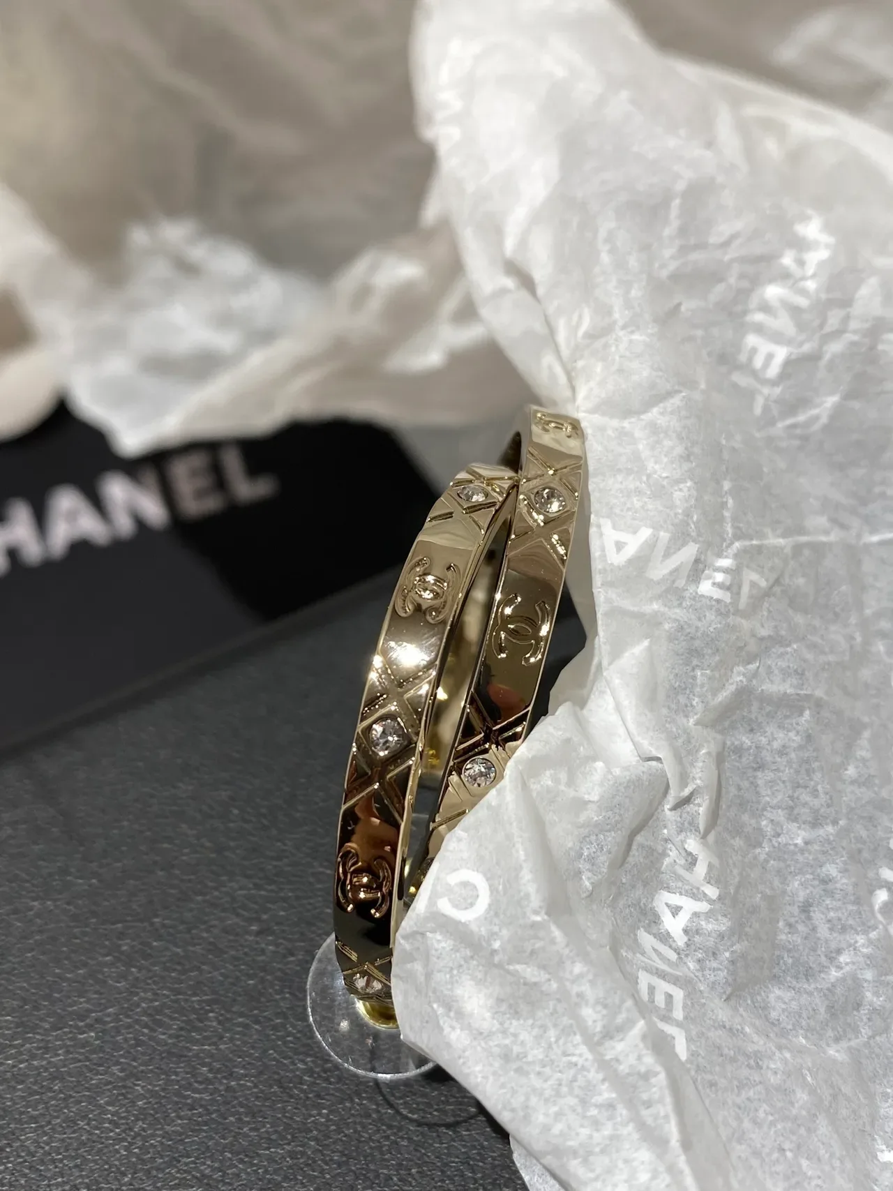 Chanel Boucles d'Oreilles Hoop Matelassé CC Logo Doré Cristal 5