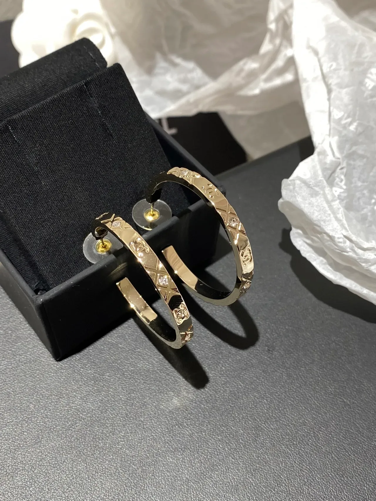 Chanel Boucles d'Oreilles Hoop Matelassé CC Logo Doré Cristal 6