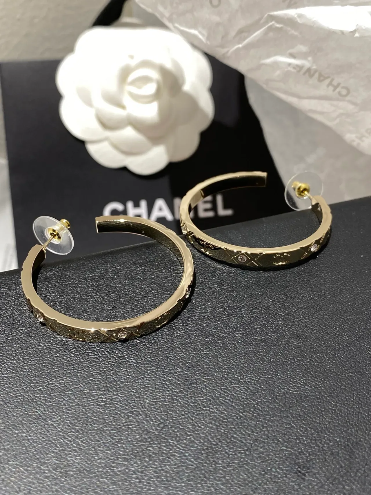 Chanel Boucles d'Oreilles Hoop Matelassé CC Logo Doré Cristal 7