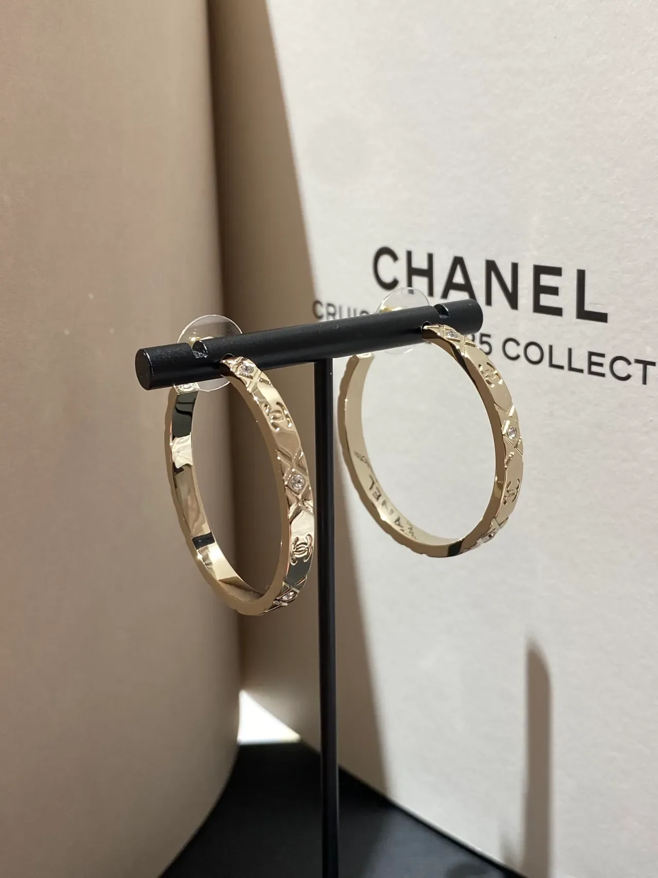 Chanel Boucles d'Oreilles Hoop Matelassé CC Logo Doré Cristal 8