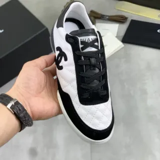 Chanel 绗缝皮革和麂皮低帮生活方式运动鞋