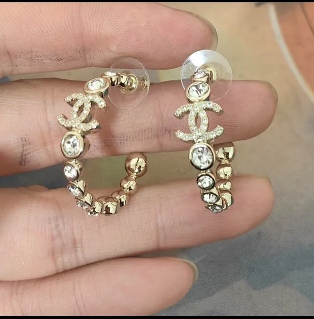 Chanel Aros plateados transparentes silueta de aro cristal-set bezels aretes 2