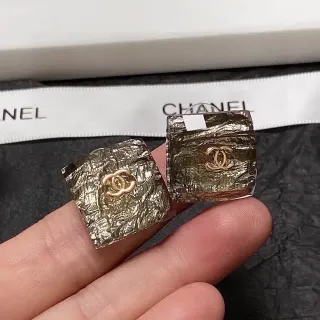 Chanel CC Logo 方形压皱金属金色耳环