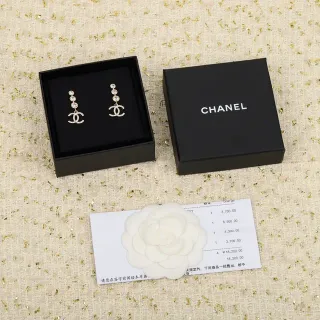 Chanel ट्रिपल बीड सीसी लोगो ड्रॉप ईयररिंग्स