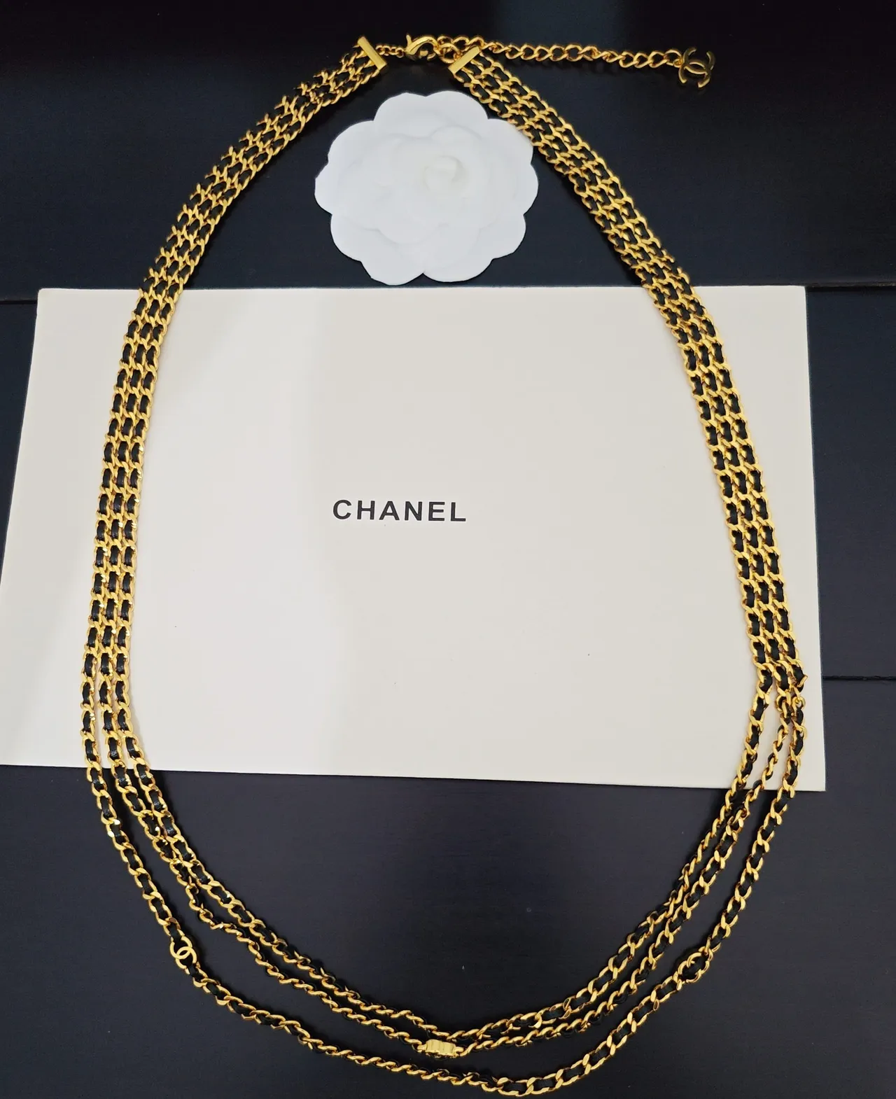 Chanel ट्रिपल-चेन गोल्ड-टोन और ब्लैक लेदर नेकलेस 2