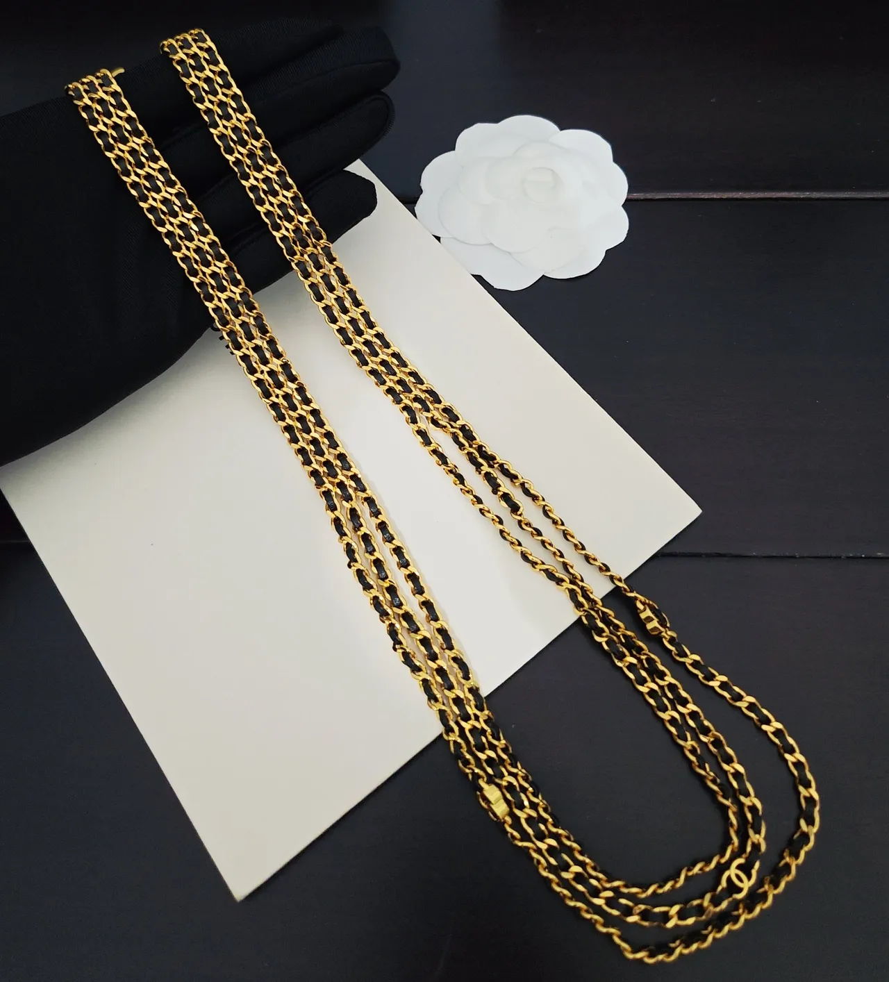 Chanel ट्रिपल-चेन गोल्ड-टोन और ब्लैक लेदर नेकलेस 3