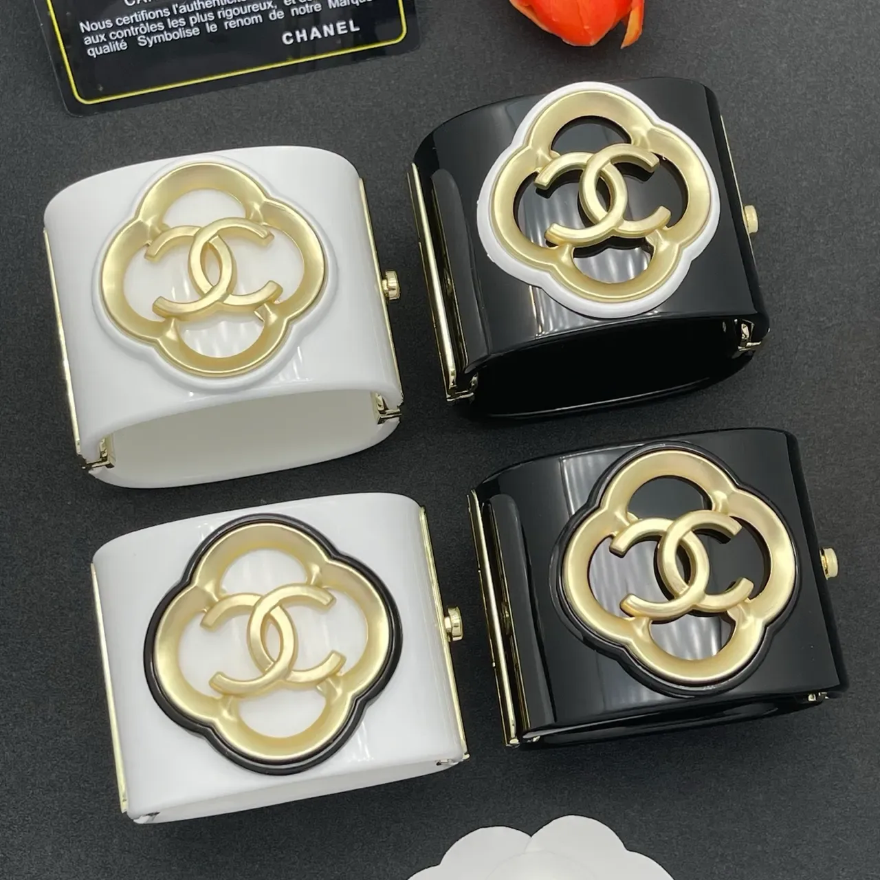 Chanel Bolsa Clutch Branco e Dourado Quatro Folhas CC 2