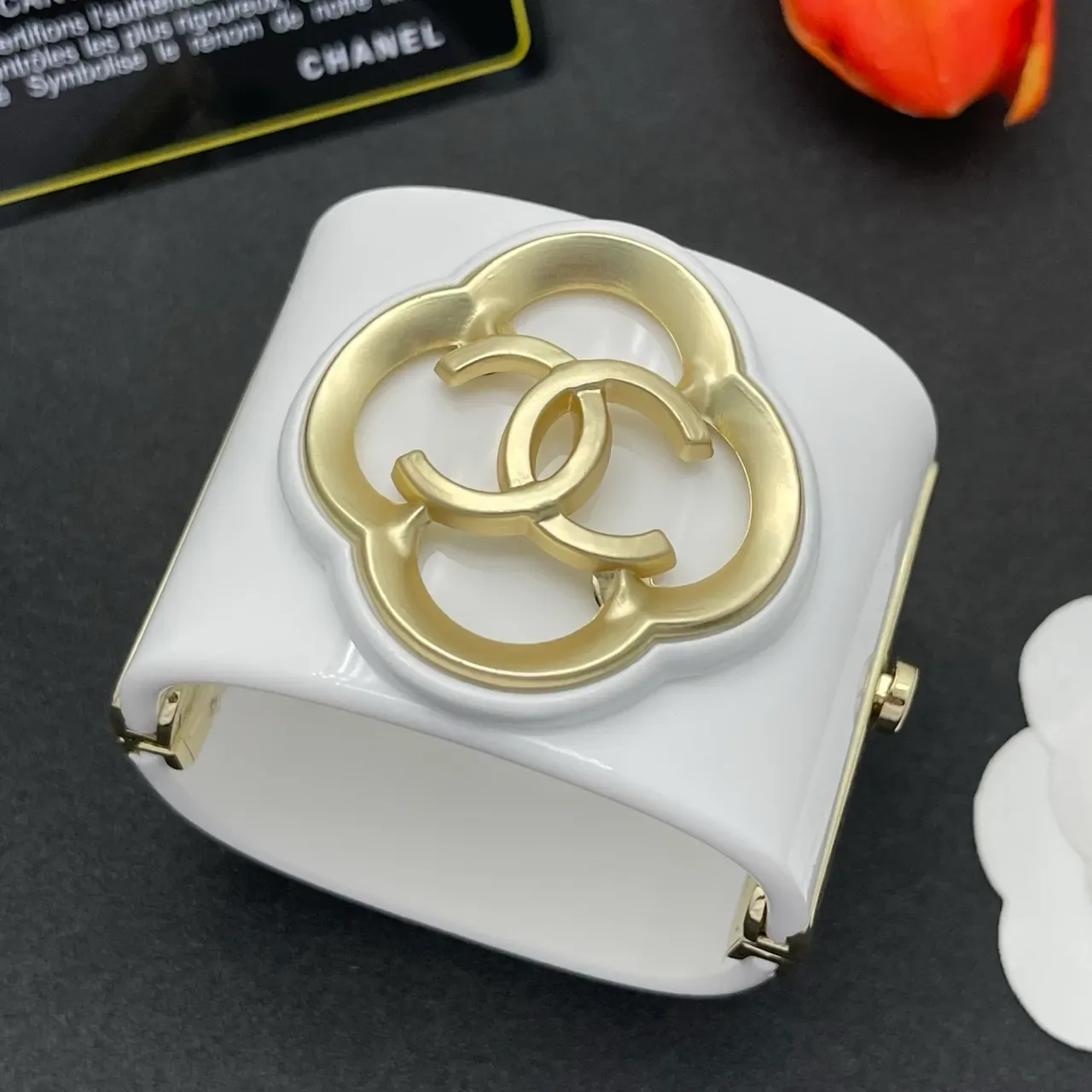 Chanel Bolsa Clutch Branco e Dourado Quatro Folhas CC 7