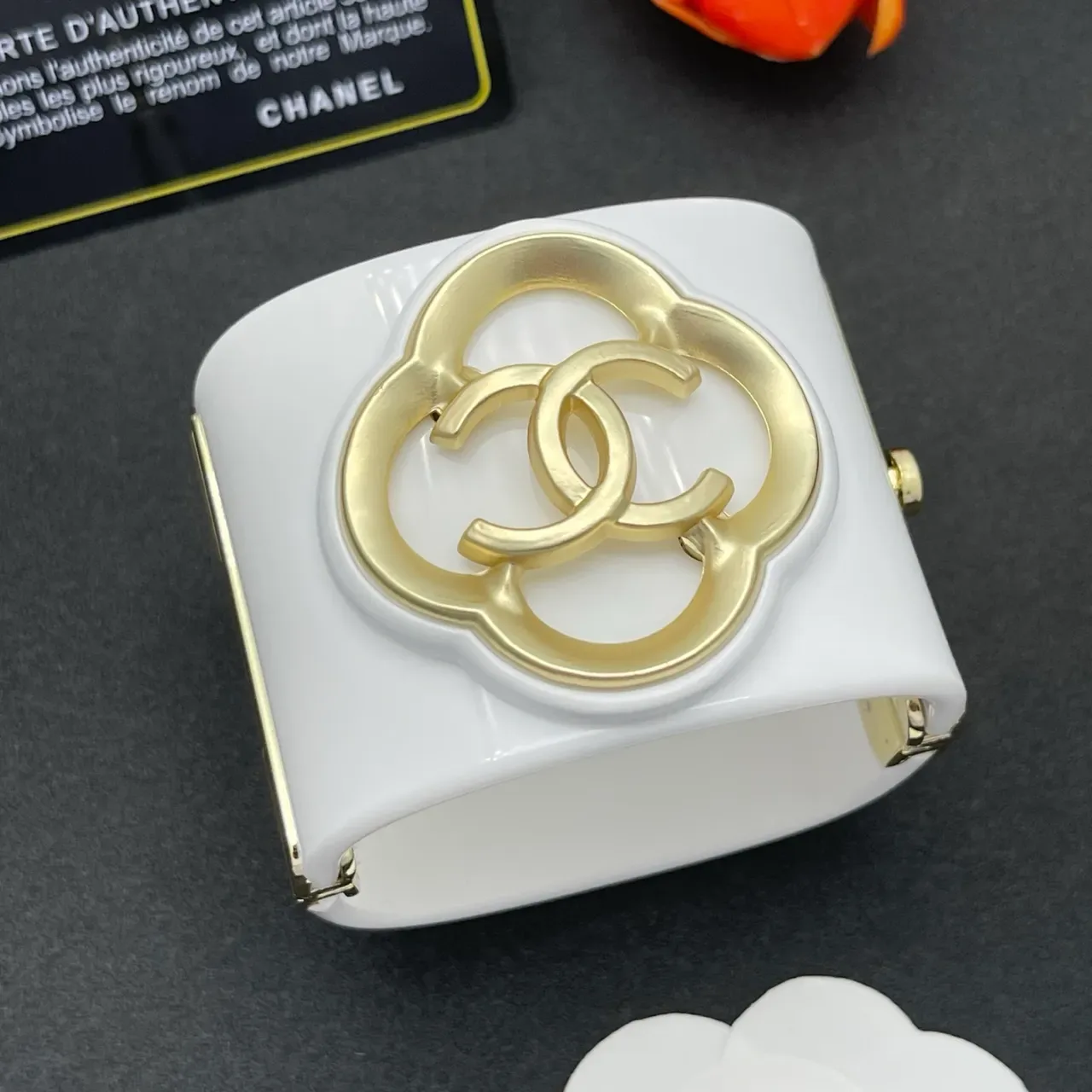 Chanel Bolsa Clutch Branco e Dourado Quatro Folhas CC 8