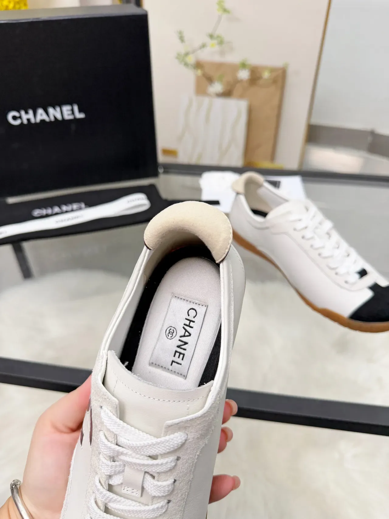 Chanel Sneakers Lifestyle Blancs et Noirs Low-Top Lacées 3