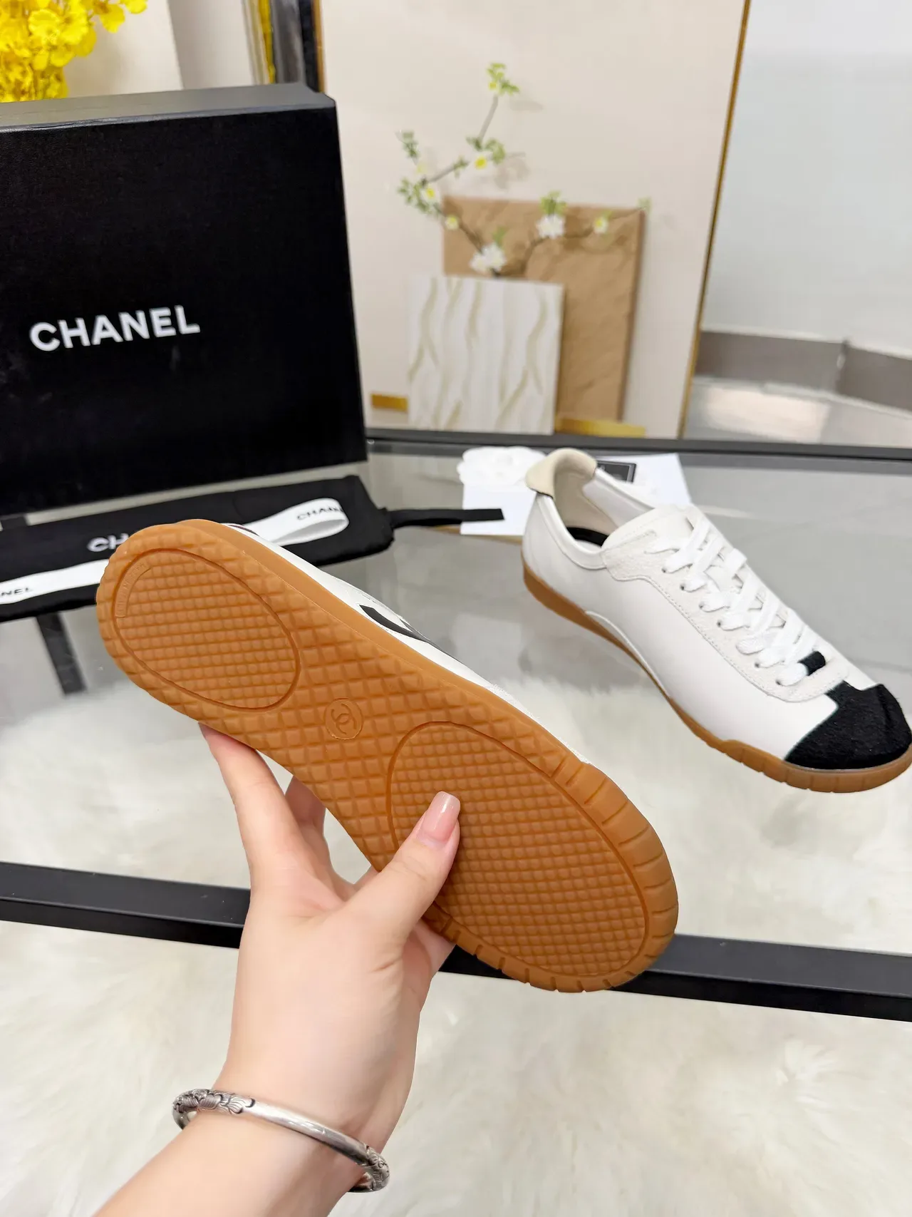 Chanel Sneakers Lifestyle Blancs et Noirs Low-Top Lacées 4
